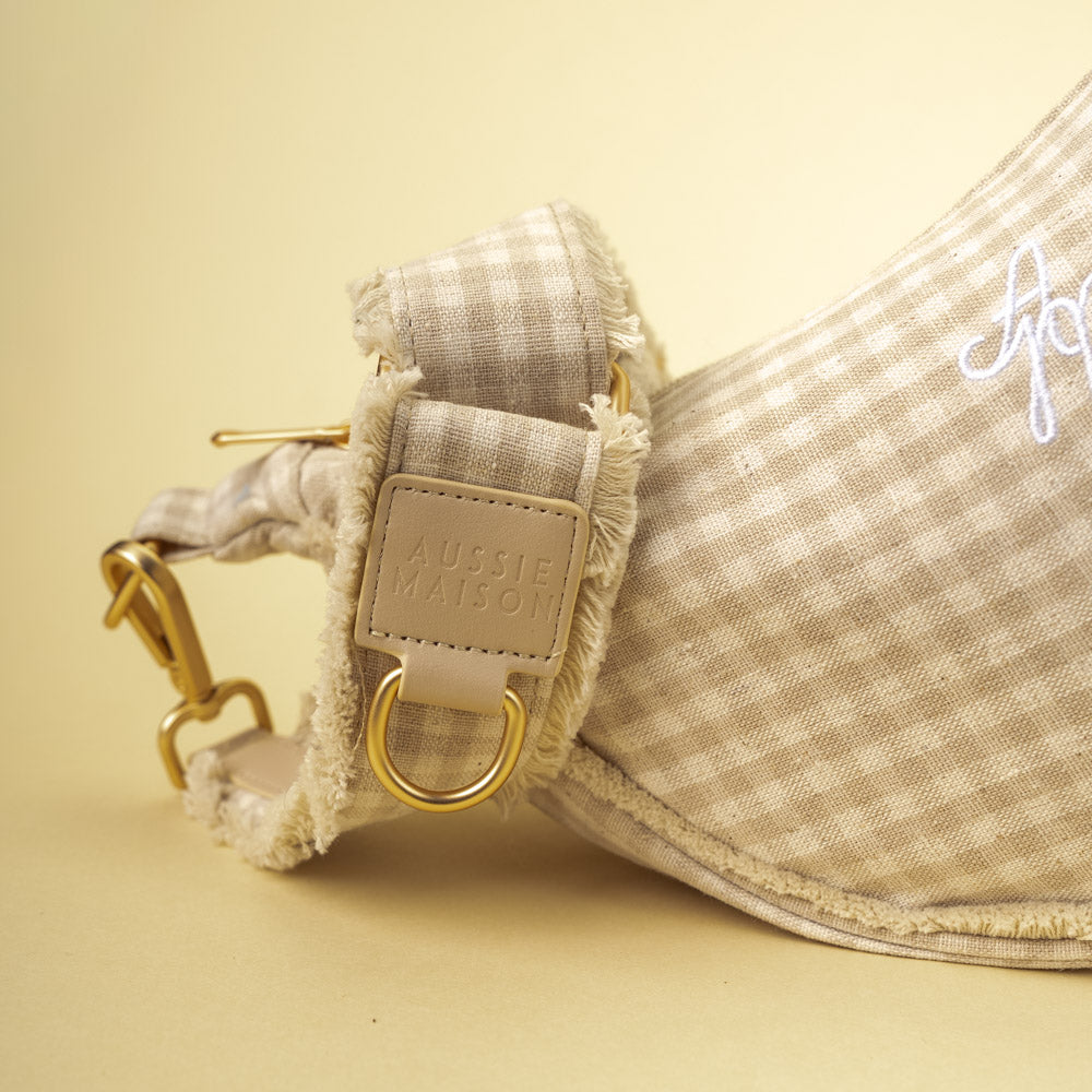 Moon Bag Vanilla Check – detail výšivky AM, poutka s logem a zlatých kování