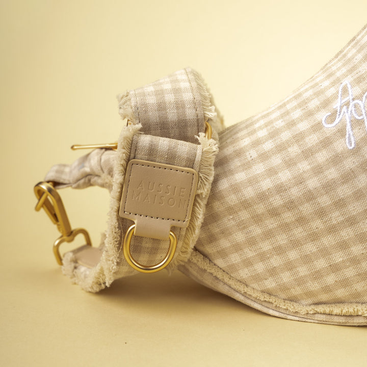 Moon Bag Vanilla Check – detail výšivky AM, poutka s logem a zlatých kování