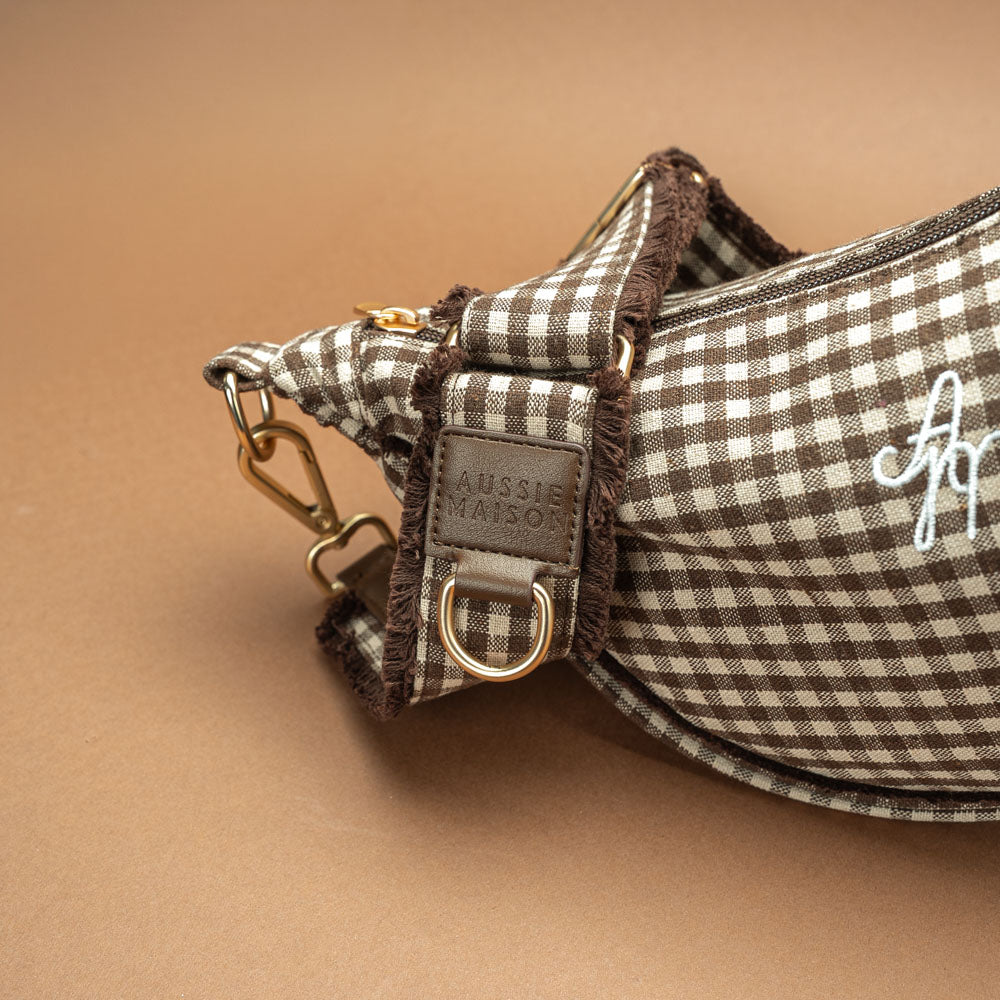 Moon Bag Cocoa Check – detail výšivky AM a zlatých kování