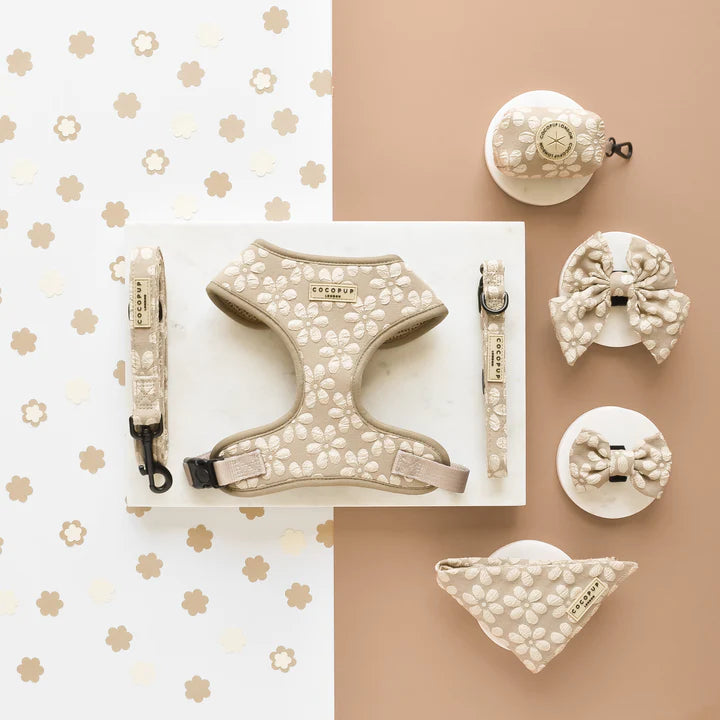 Nastavitelný postroj Cocopup - Mocha Flower LUXE