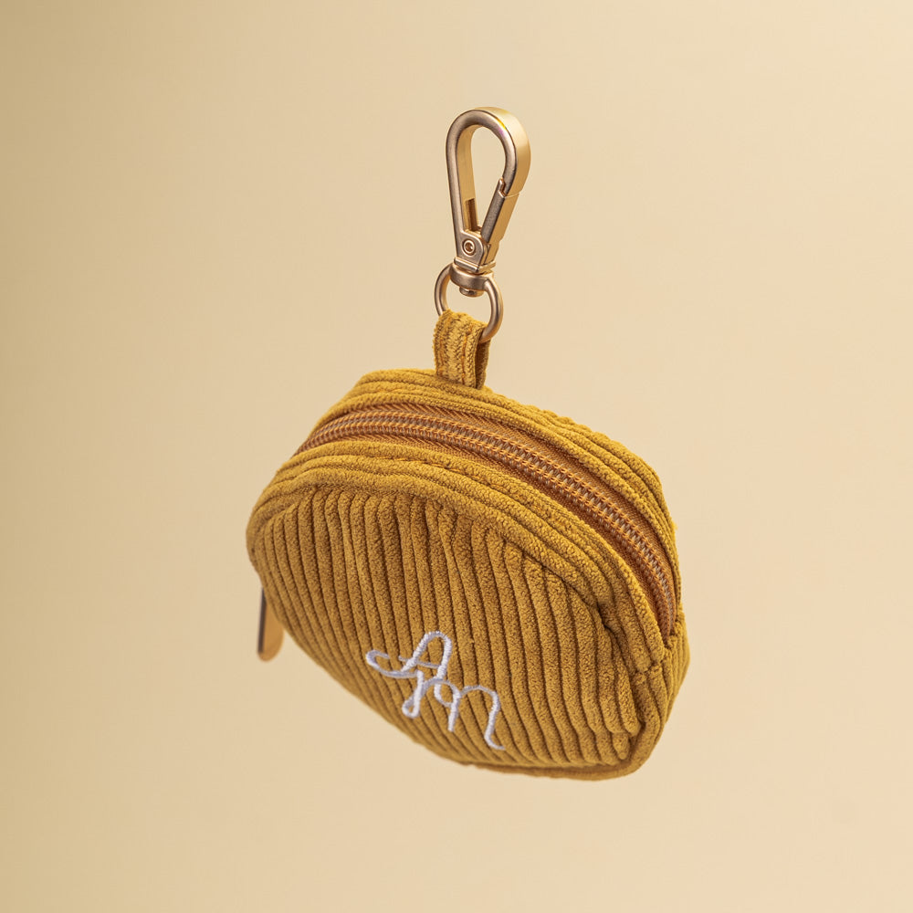 Kapsička na pamlsky Honey Cord Crush – pohled zboku se zipem a zlatou karabinkou