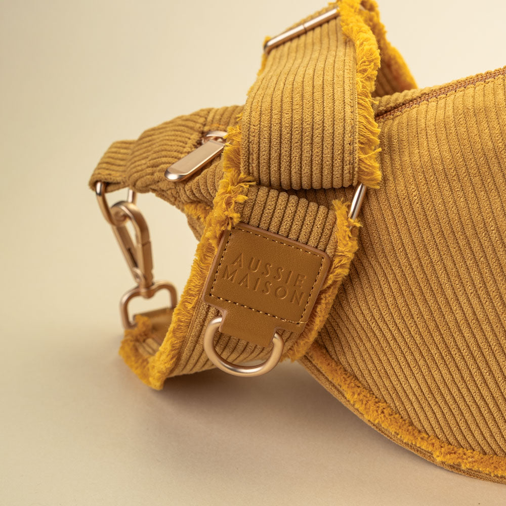 Moon Bag Honey Cord Crush – detail poutka s logem a zlatých kování