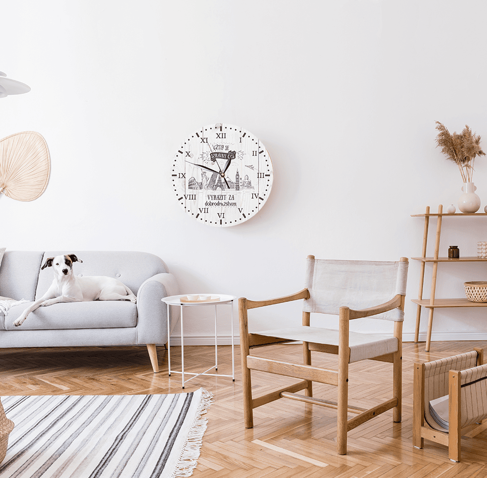 Holzwanduhr für Reisende