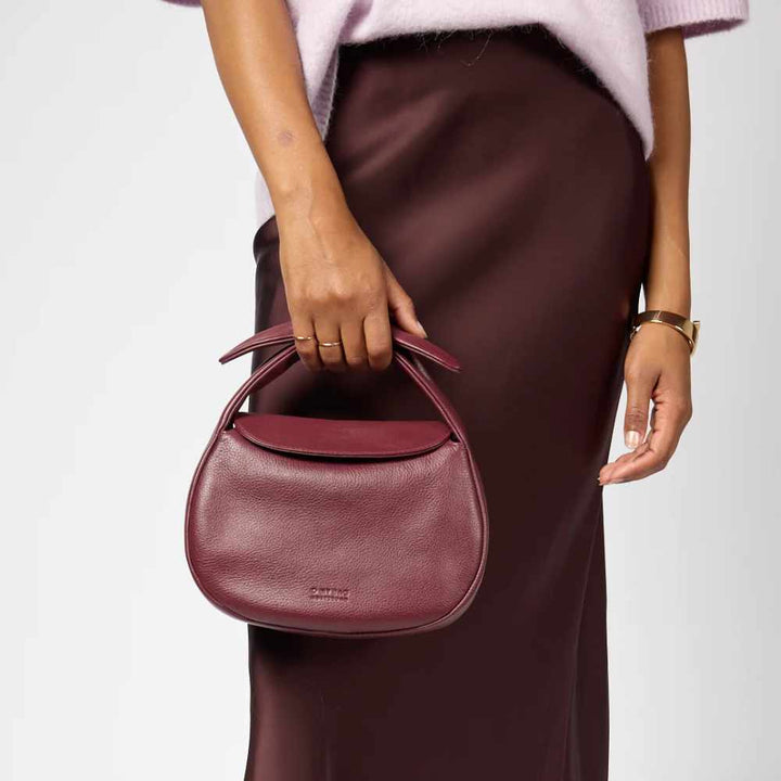 Kabelka O my Bag Amsterdam - Coco Croissant - Dark Cherry