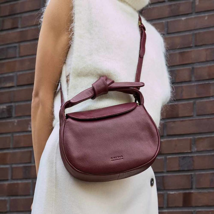 Kabelka O my Bag Amsterdam - Coco Croissant - Dark Cherry