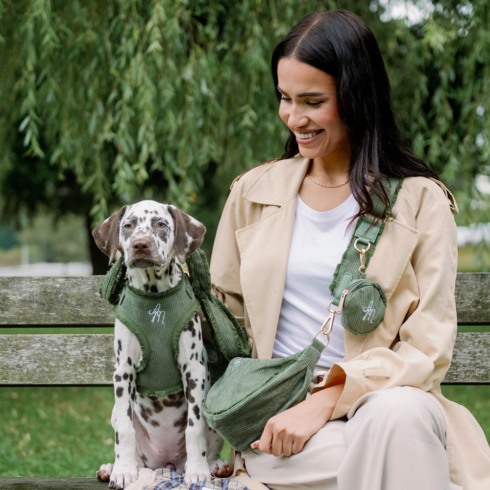 Dalmatin v postroji Khaki Cord Crush a majitelka s Moon Bagem a kapsičkou