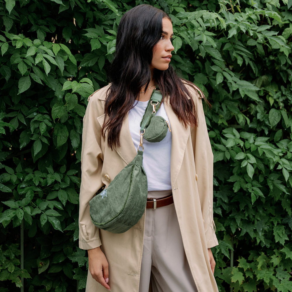 Moon Bag Khaki Cord Crush nošený přes rameno
