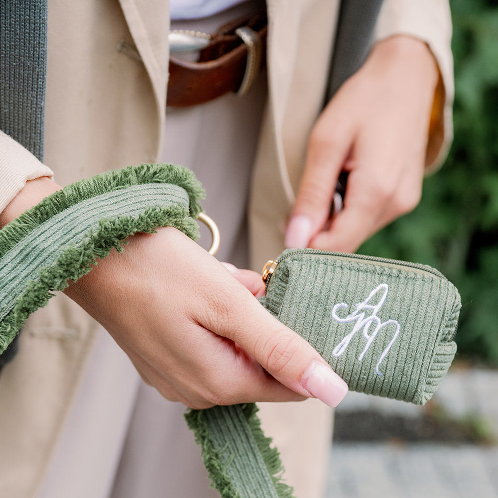 Pouzdro na sáčky Khaki Cord Crush připnuté k vodítku