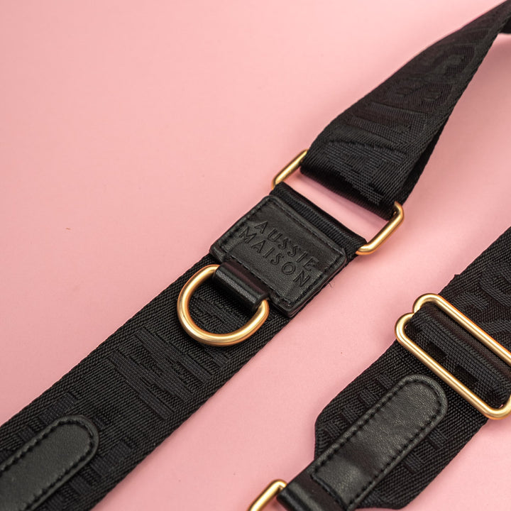 Popruh Black – detail koncovky s logem Aussie Maison