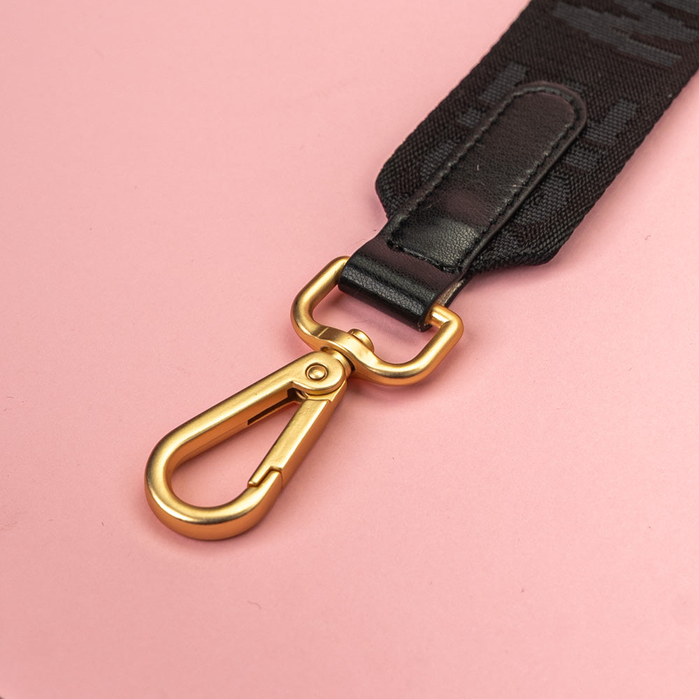 Popruh Black – detail zlaté karabiny